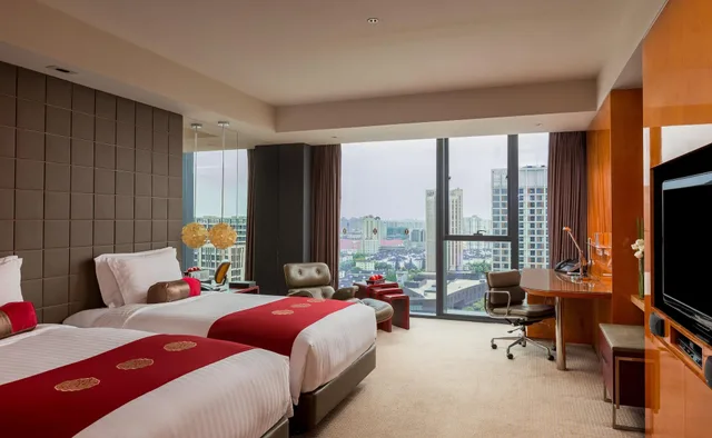 غرفة بزنس بسريرين منفصلين بإطلالة على المدينة مع دخول صالة النادي، Intercontinental Shanghai Expo Hotel 2/5