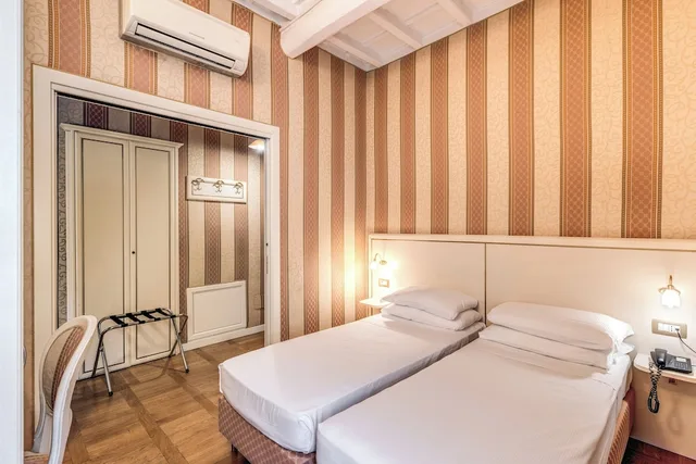 غرفة عائلية بسرير مزدوج وسريرين منفصلين، Relais Fontana di Trevi 3/10