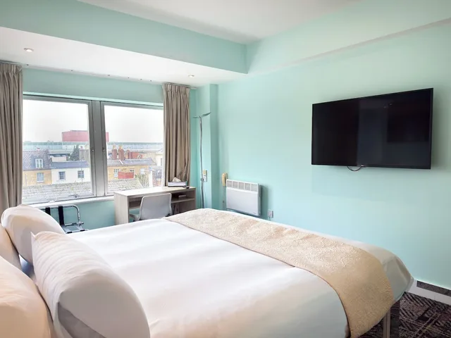 Suite, King Bed, Citrus Hotel Cheltenham By Compass Hospitality 6/10