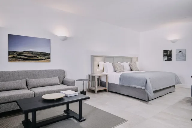 Ionian, Suite, King Bed, Sofa، Vedema A Luxury Collection Resort Santorini 2/3