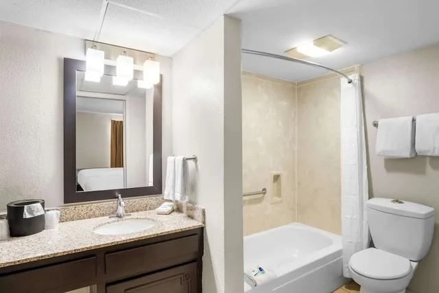 غرفة قياسية بسريرين مزدوجين للمدخنين، Rodeway Inn Waco Downtown near University TX 2/2