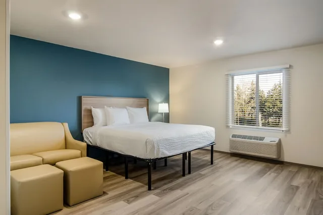غرفة قياسية بسرير كينج مع أريكة، WoodSpring Suites Portland Vancouver 2/4