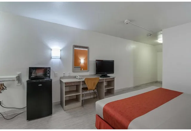 غرفة بسرير كينج لذوي الإعاقة، Motel6 Pasadena, TX 5/6