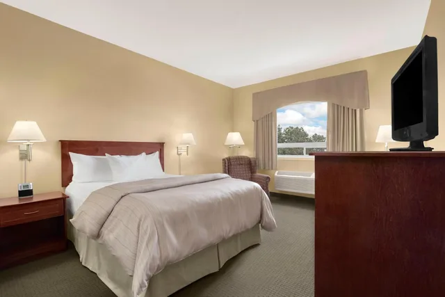 غرفة بسرير كينج وسرير كوين لذوي الإعاقة، Days Inn and Suites By Wyndham Brandon 4/4