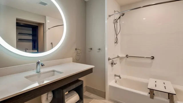 غرفة قياسية بسرير كينج لذوي الإعاقة، Best Western Plus Executive Residency Rigby's Water World Hotel 8/9