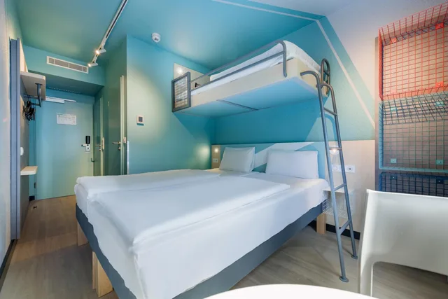 غرفة ثلاثية صغيرة بحمام خاص، ibis budget Hamburg St Pauli Messe 10/10