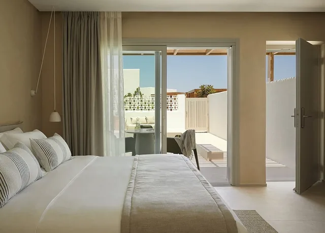 غرفة سوبيريور بسرير كينج بإطلالة على الحديقة بمسبح خاص، PAROCKS Luxury Hotel and Spa 1/2
