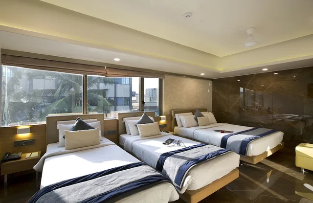 غرفة أساسية ثلاثية بسرير كينج وسرير فردي، Oyo Premium 091 Vile Parle East 8/10