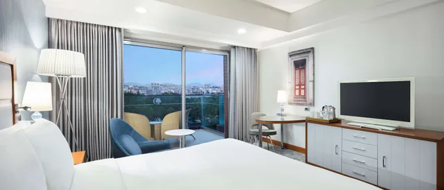 Room, King Bed, Sea and City View، Doubletree By Hilton Kusadasi 4/10