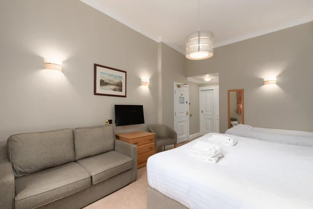 Family, Accessible, Windermere Manor 4/6