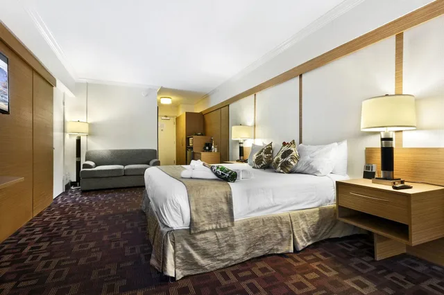 غرفة ديلوكس بسرير كينج بإطلالة جزئية على البحر، The Garden Hotel and Resort 3/6