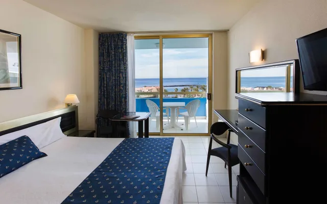 غرفة قياسية بسريرين منفصلين بإطلالة على البحر، Mediterranean Palace 3/6