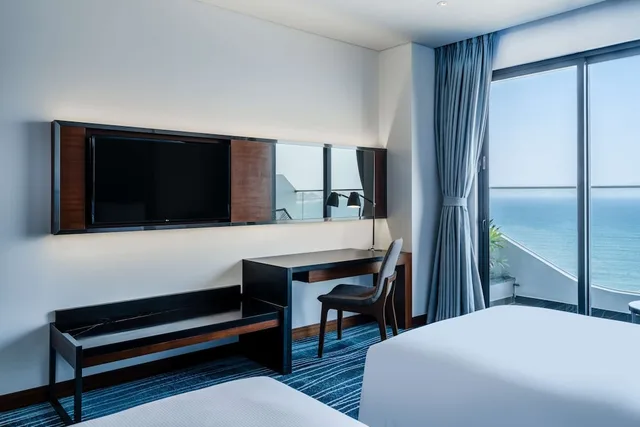 غرفة عائلية بسرير مزدوج وسريرين منفصلين بإطلالة على البحر بحوض استحمام، Hilton Garden Inn Da Nang 5/10