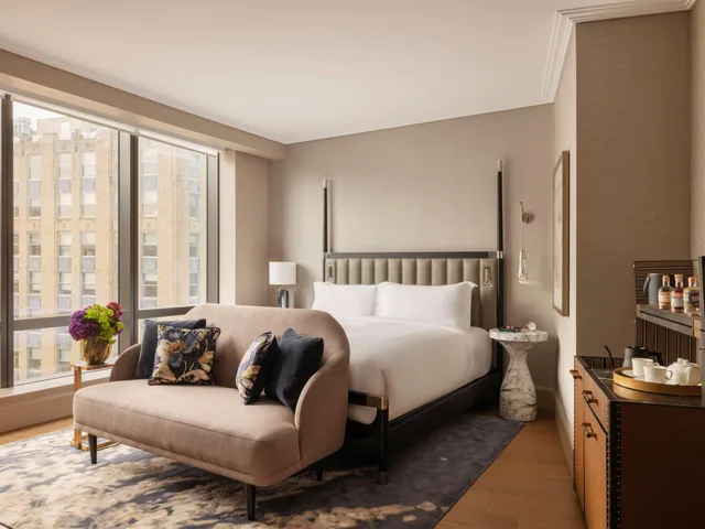 غرفة غراند بسرير مزدوج، Raffles Boston 2/3