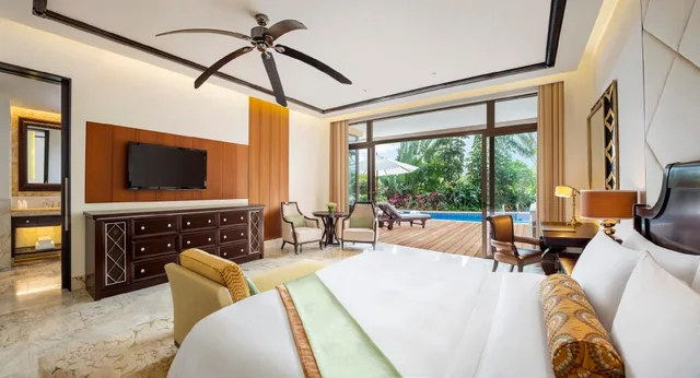 Lagoon, Guest Room, King Bed, Lagoon View, Balcony, Pool Access, The St Regis Sanya Yalong Bay Resort 2/4