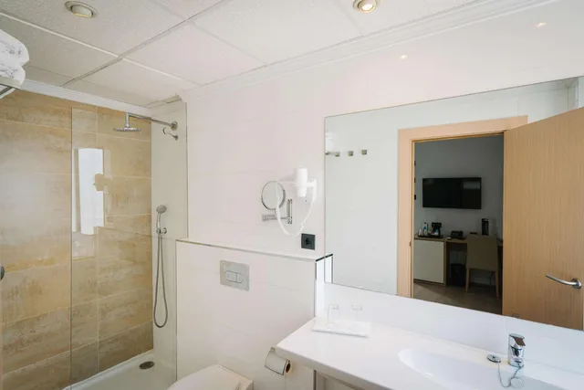 غرفة بسريرين منفصلين بإطلالة على البحر، THB Los Molinos - Adults Only 5/6