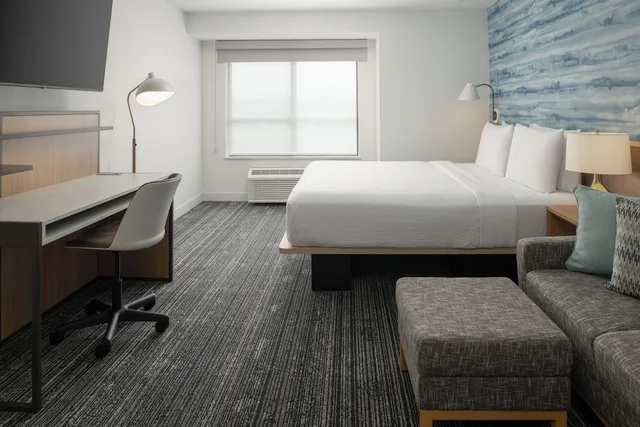 جناح استوديو بسرير كينج بإطلالة على البحيرة مع أريكة، Clarion Hotel Portland International Airport 3/6