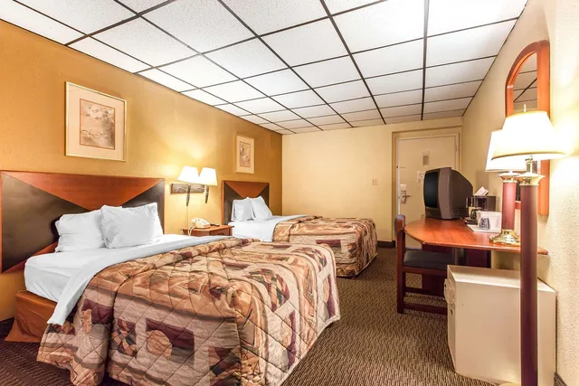 غرفة بسريرين مزدوجين للمدخنين، Rodeway Inn Sandusky North 2/3