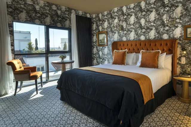 غرفة بريميوم بسرير مزدوج أو سريرين منفصلين، Casa Verbena Madrid, Outset Collection by Hilton 1/2