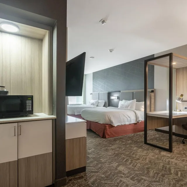 جناح بسريرين كوين مع سرير سحّاب إضافي مع أريكة بحوض استحمام لذوي الإعاقة، Springhill Suites Stillwater 2/4