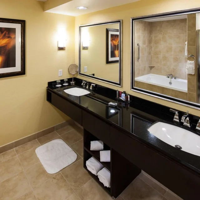 Room, King Bed, Large, Houston Marriott Energy Corridor 2/2