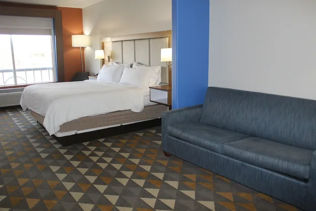 جناح بسرير كينج لذوي الإعاقة، Holiday Inn Express Rockford Loves Park 3/8