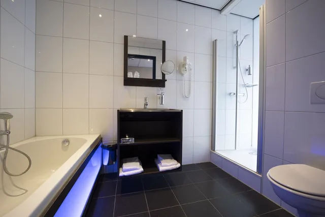 غرفة فاخرة بسرير كوين بحوض استحمام، Fletcher Wellness Hotel Brabant Mill 3/3