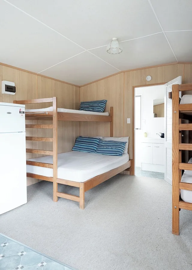 استوديو عائلي بسرير مزدوج وسرير بطابقين وسرير بطابقين بحمام خاص، Mercury Bay Holiday Park 2/4