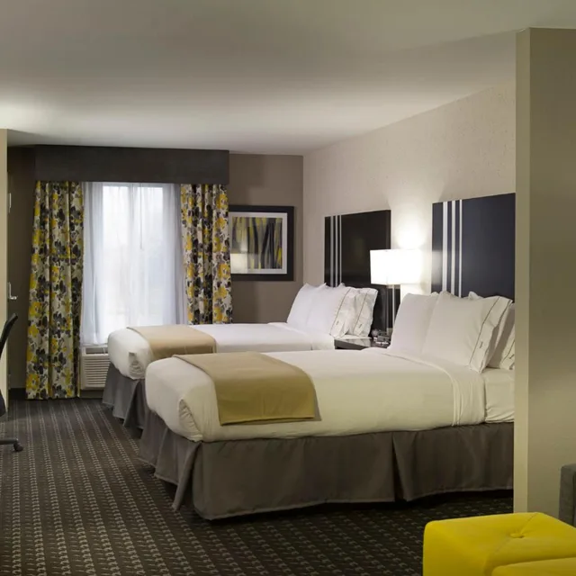 جناح بسريرين كوين مع أريكة، Holiday Inn Express Suites Madison Central 1/4