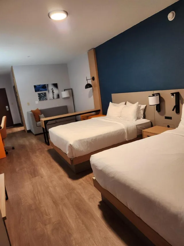 جناح بسريرين كوين بغرفة نوم واحدة مع أريكة، Comfort Suites Cheyenne, WY 3/4