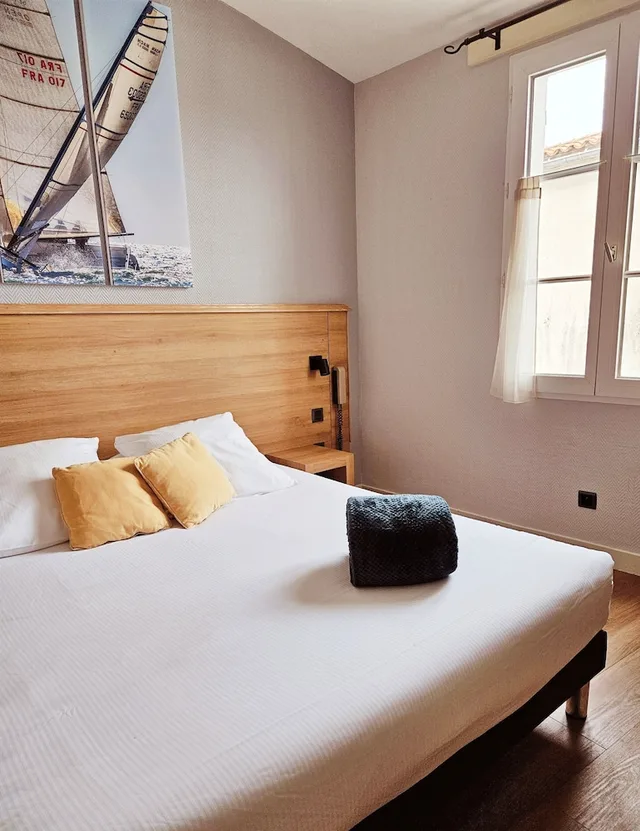 غرفة بسرير كوين بإطلالة على المرفأ، Hotel Du Port 4/6