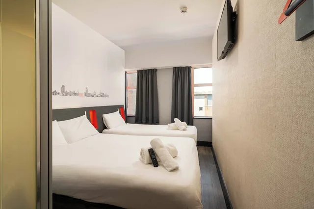 غرفة عائلية بسرير مزدوج وسرير فردي، easyHotel Sheffield City Centre 4/11