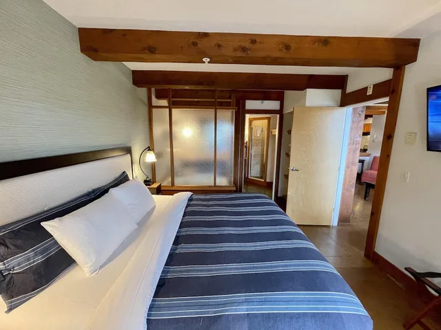 شقة سكنية بسرير كينج بإطلالة على البحر بغرفة نوم واحدة مع أريكة، Seaside Ucluelet Hotel 4/9