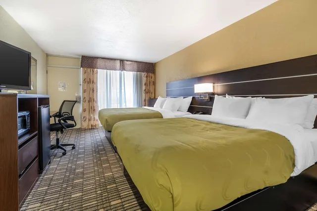 غرفة بسريرين كوين لغير المدخنين يُسمح فيها بالحيوانات الأليفة، Quality Inn Tucumcari, NM 2/6