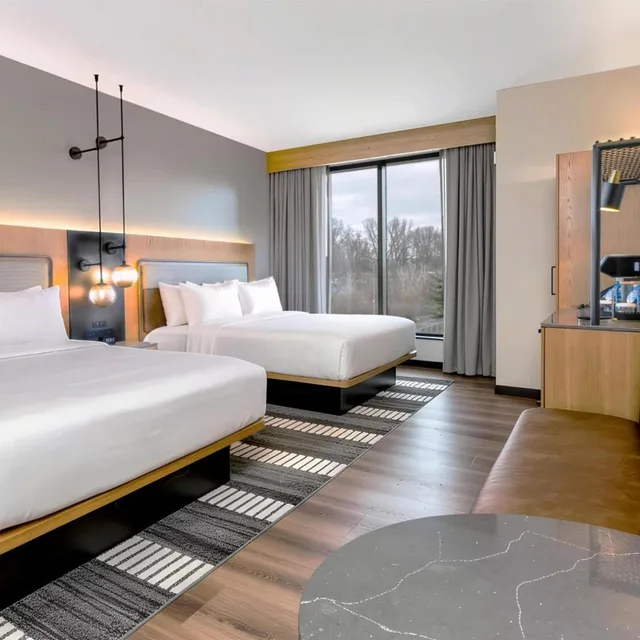 غرفة بسرير كينج وسريرين كوين لذوي الإعاقة، The Key Hotel Dubuque, Tapestry Collection by Hilton 1/2