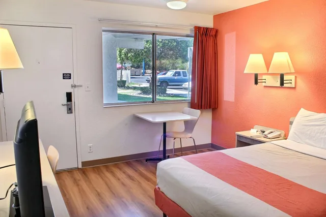 1 Full Bed - ADA/RI Shower/Micfridge، Motel6 Atascadero, CA 8/10