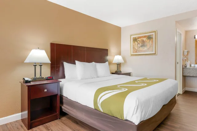 Upgrade, Business, King Bed، Quality Inn & Suites Conference Center 5/7