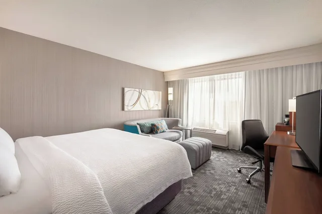 غرفة بسرير كينج مع أريكة، Courtyard by Marriott San Jose South/Morgan Hill 2/4