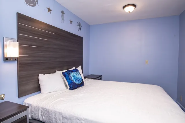 غرفة قياسية ثلاثية بسرير كينج وسريرين كوين بغرفتي نوم، Aqua Breeze Inn 1/5