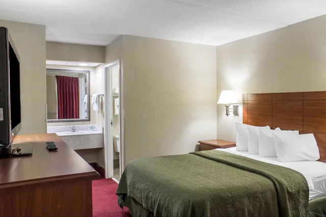 غرفة بسرير كينج للمدخنين لذوي الإعاقة، Quality Inn Selma NC 4/5