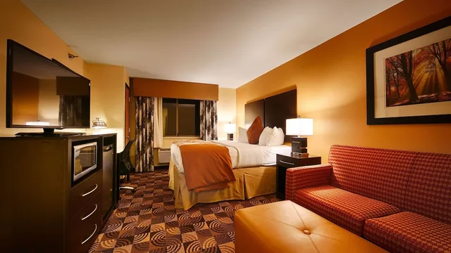 غرفة قياسية بسرير كينج مع أريكة لذوي الإعاقة، Best Western Plus Whitewater Inn 2/3