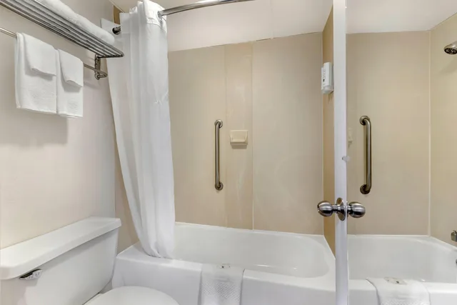 غرفة بسرير كوين للمدخنين، Quality Inn & Suites Easley - Greenville 2/3