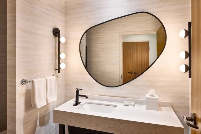 غرفة بريميوم بسرير كينج، Renaissance Phoenix Glendale Hotel And Spa 6/8