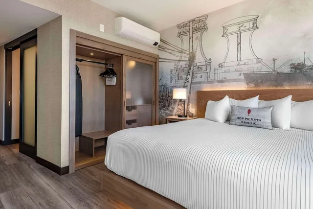 Standard, King Bed, Cambria Hotel Portland Downtown Old Port 1/4