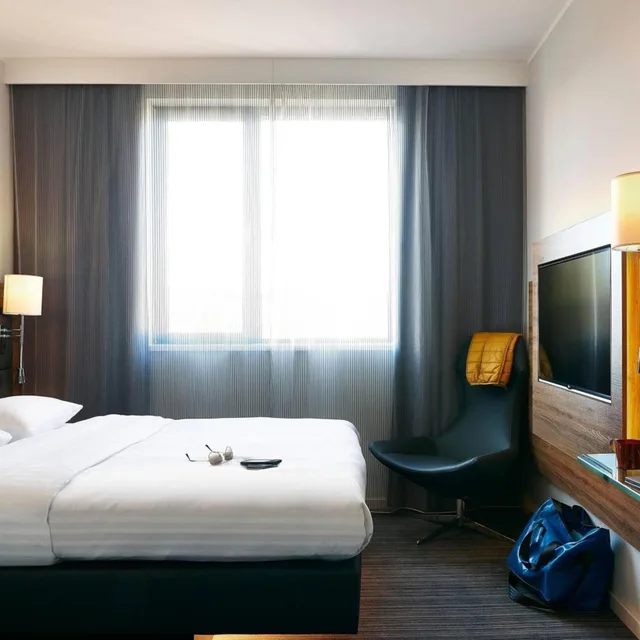 غرفة بسرير كينج وسرير كوين بإطلالة على النهر، Moxy Ludwigshafen 2/6