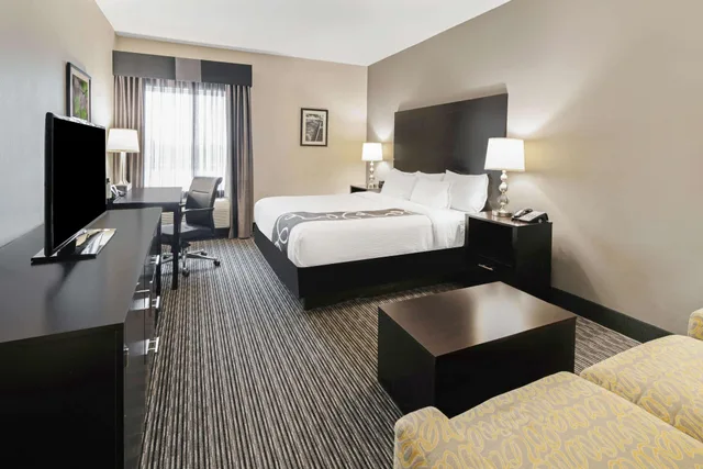 Room, King Bed, La Quinta Inn & Suites by Wyndham Rockport - Fulton 4/6