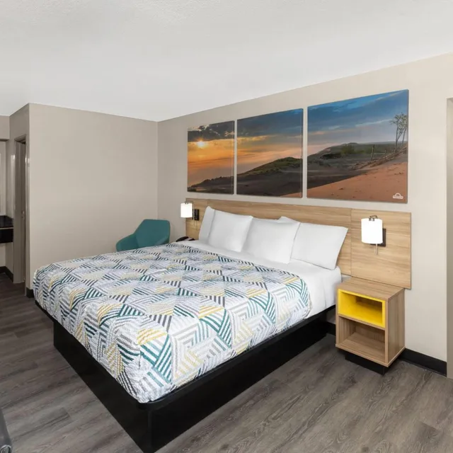 جناح بسرير كينج وسريرين مزدوجين بغرفتي نوم، Days Inn by Wyndham Kansas City Northeast 3/9