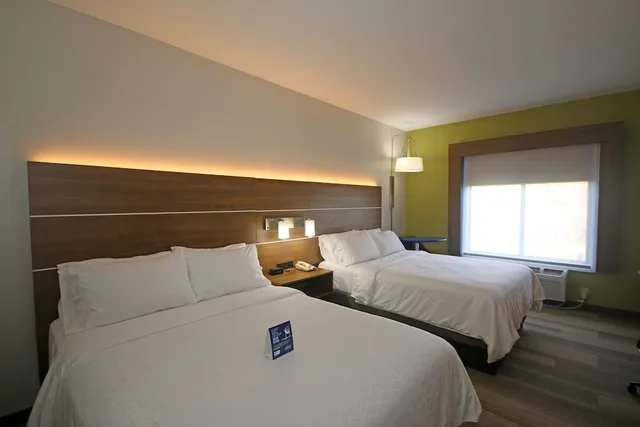جناح بسريرين كوين مع أريكة، Holiday Inn Express Hotel Suites Greensboro East 1/3