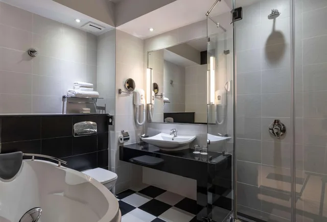 جناح بسرير كوين بإطلالة على المسبح، RADISSON BLU HOTEL, LUSAKA 4/4
