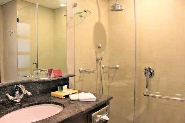 غرفة عائلية بسرير فردي مع أريكة، Movenpick Hotel & Resort Al Bidaa 8/9
